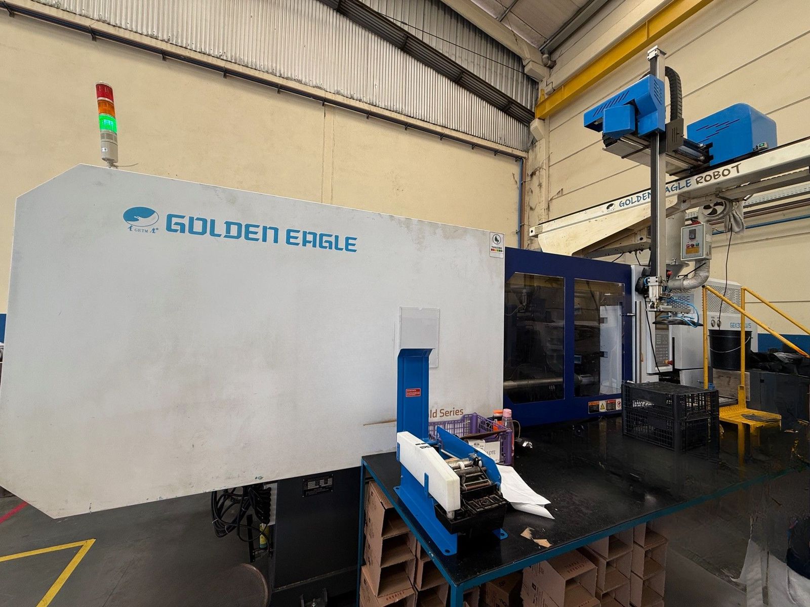 Injetora de Plásticos Golden Eagle GEK300W/S + Robô